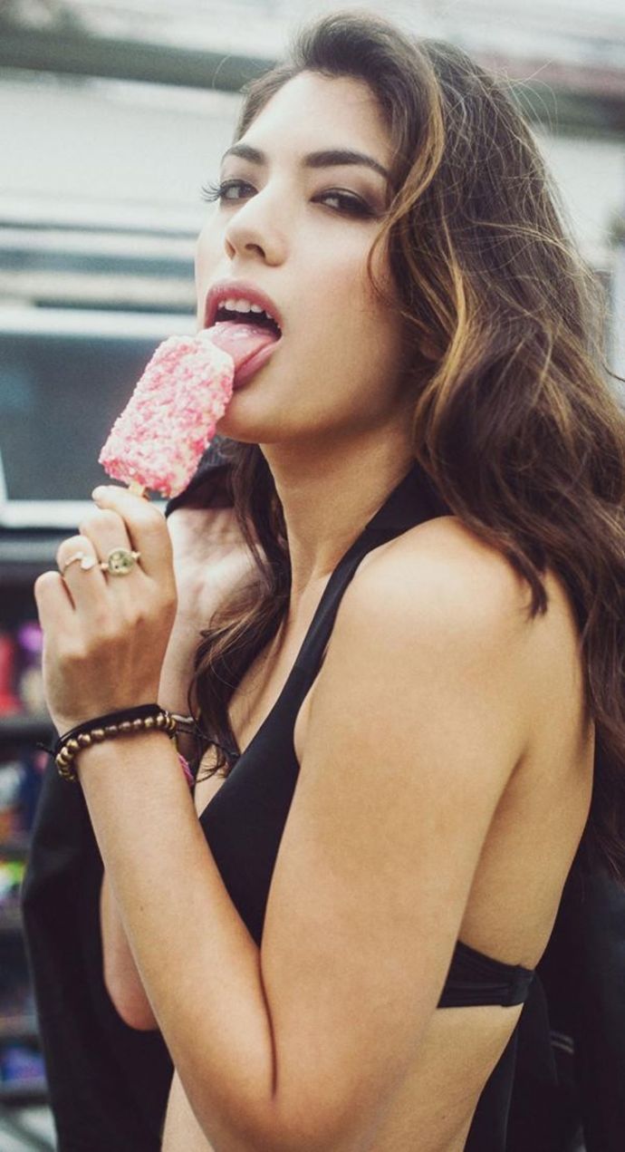 Гламурные сучки любят эротично сосать на публике