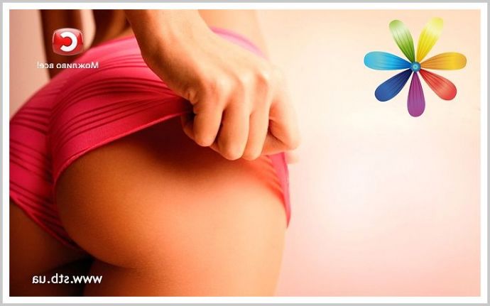 Спортсменки эротично крутят упругими попками на ню фото