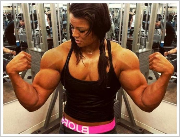 Накаченные тёлочки показывают привлекательное тело в спортзале