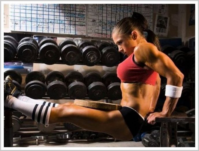 Накаченные тёлочки показывают привлекательное тело в спортзале