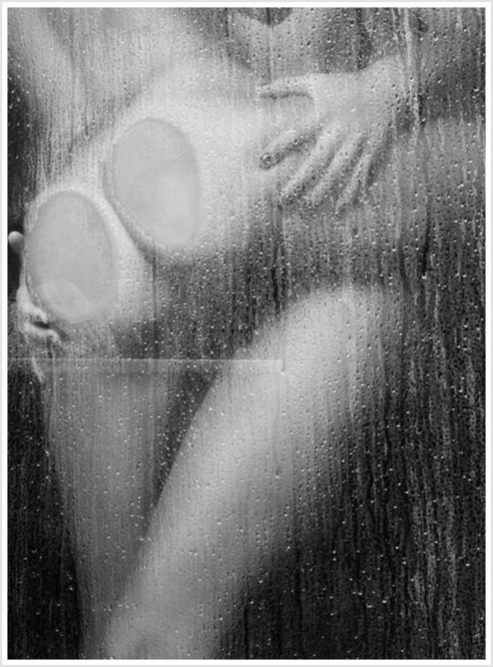 Мокрые тёлочки в душе получают удовольствия