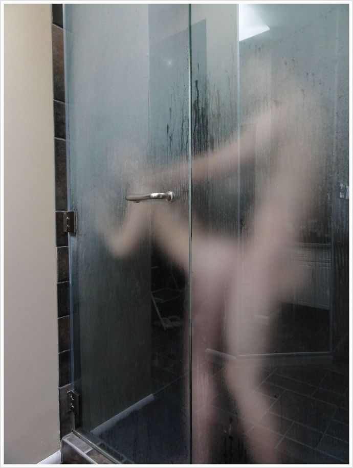 Мокрые тёлочки в душе получают удовольствия