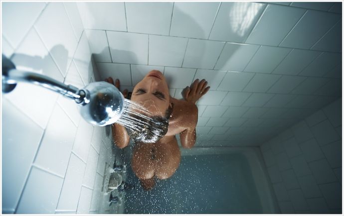 Мокрые тёлочки в душе получают удовольствия