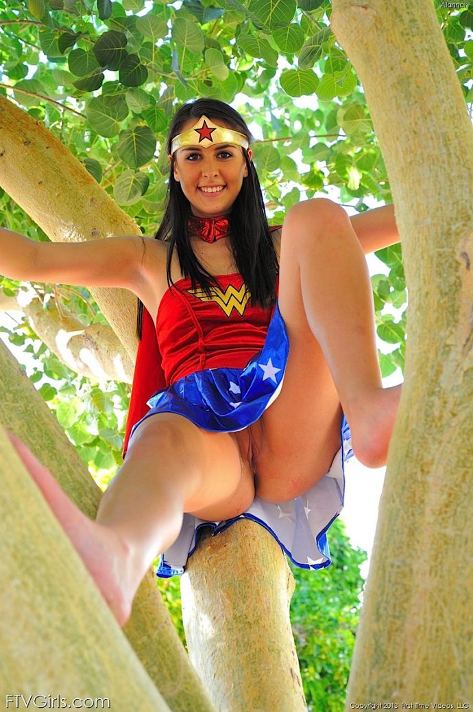 Тёлочка в униформе скрывает идеальную писю под юбкой