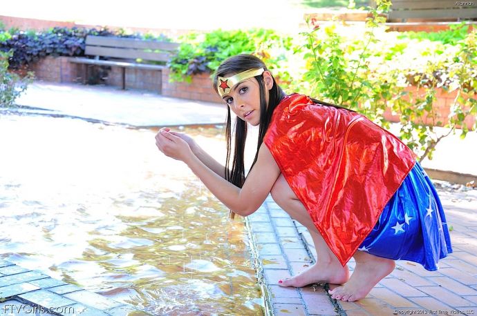 Тёлочка в униформе скрывает идеальную писю под юбкой