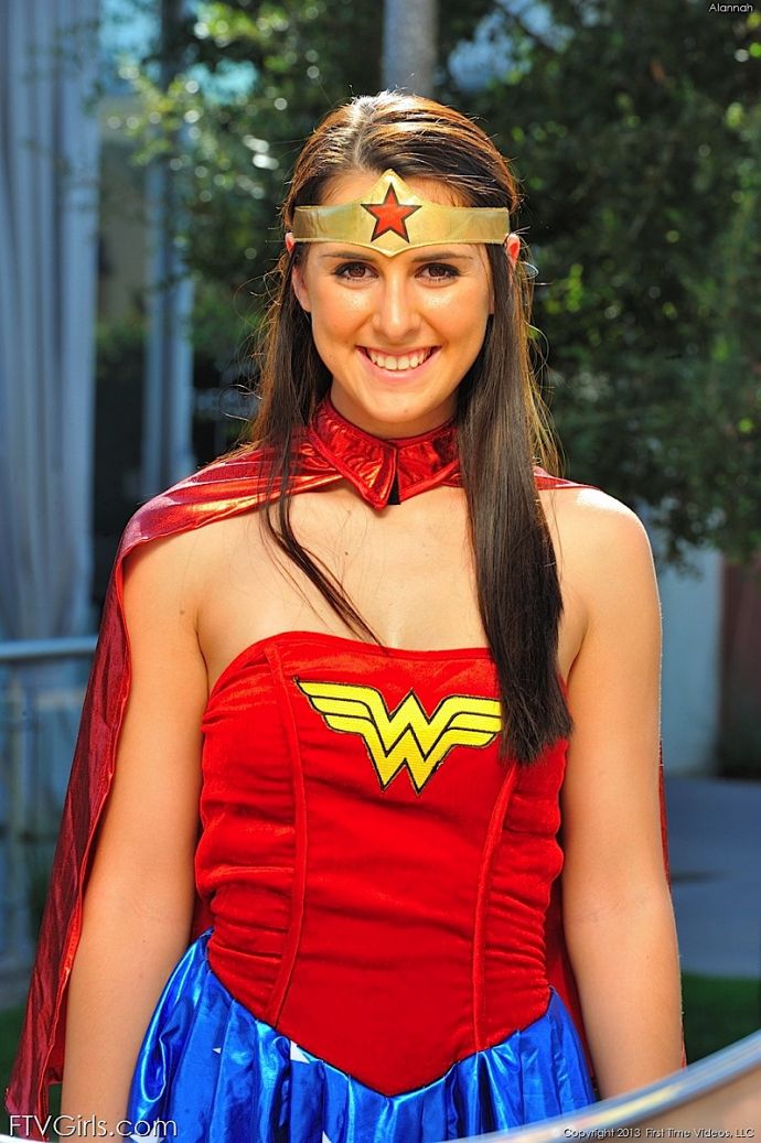 Тёлочка в униформе скрывает идеальную писю под юбкой