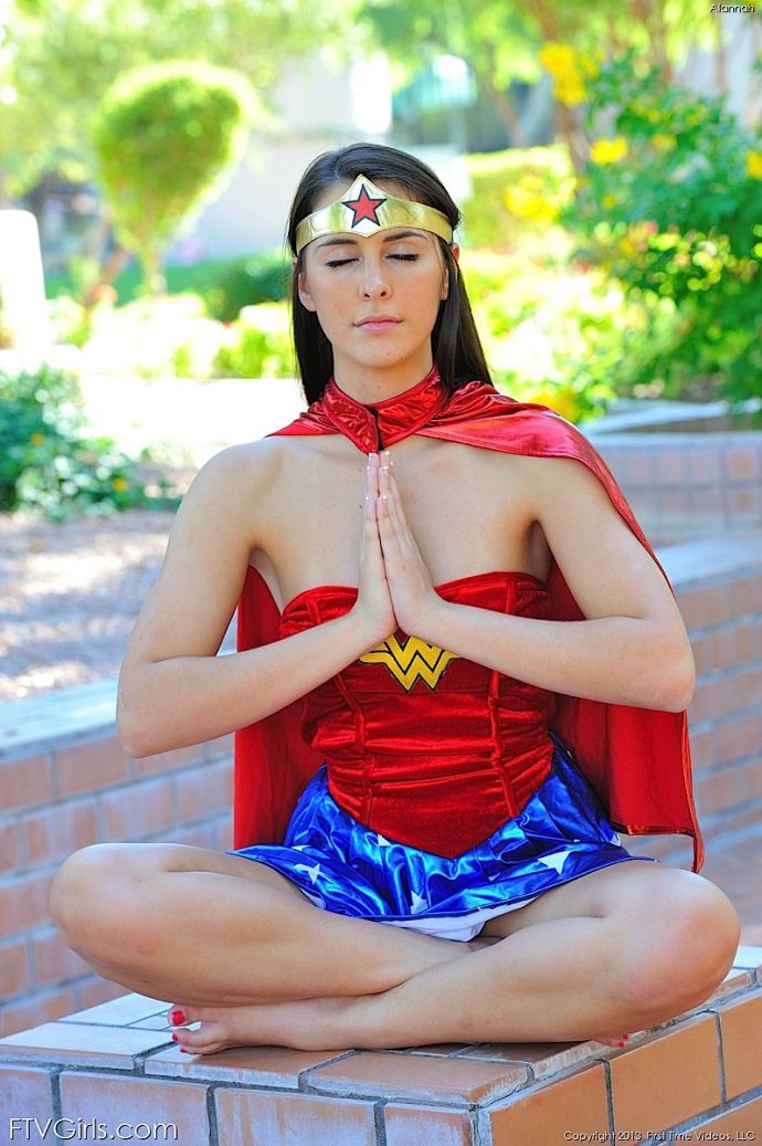 Тёлочка в униформе скрывает идеальную писю под юбкой