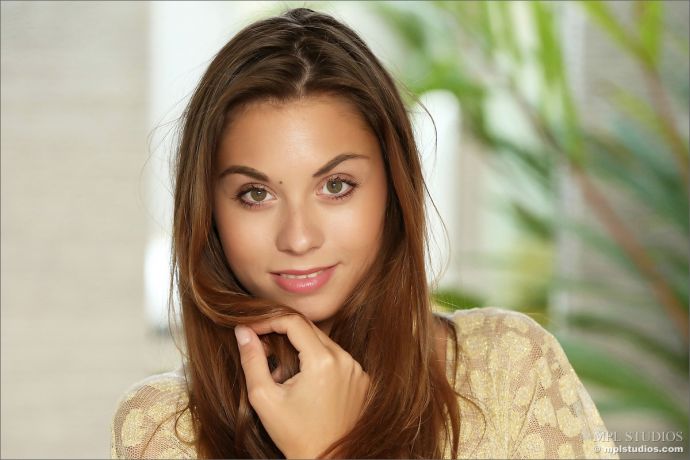 Красивая фотомодель эффектно загибается в позе раком