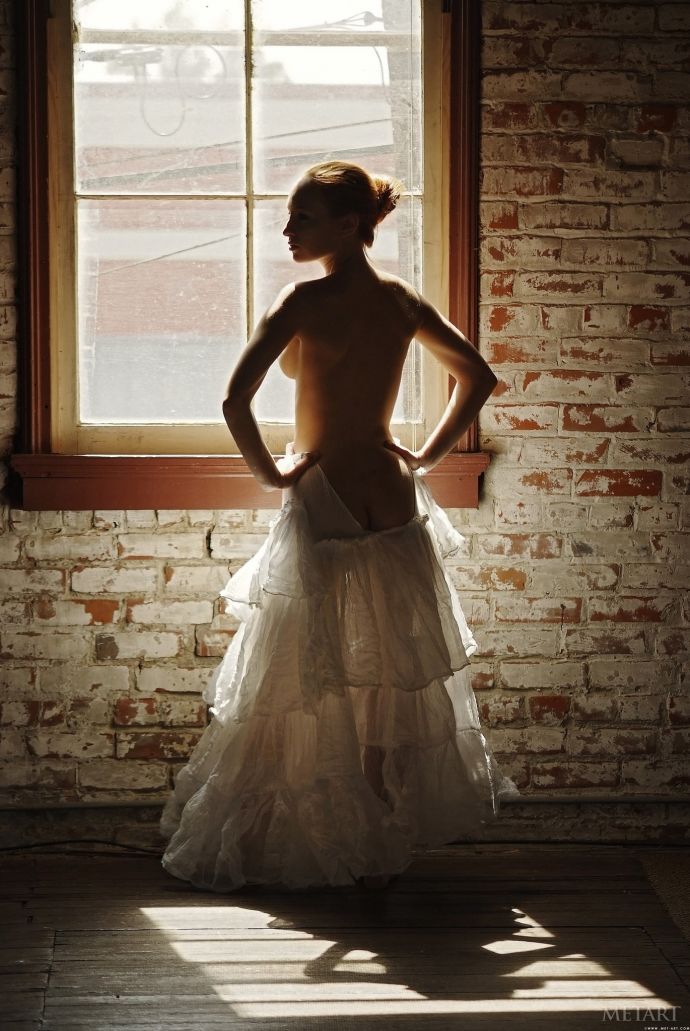 Голая балерина у окна