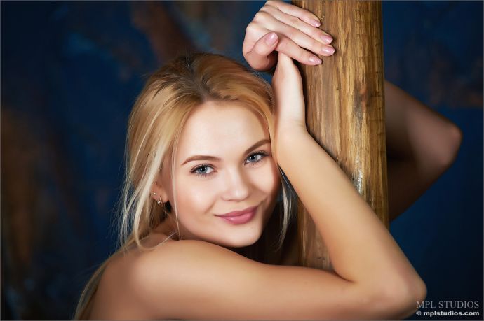 Гламурная эротика с нежной девкой без нижнего белья