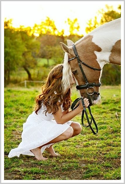 Молодые девушки на природе в платьях и с красивыми лошадьми