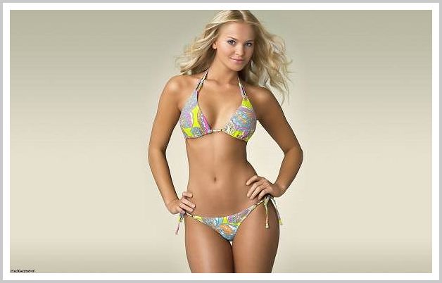 Страстные красотки в купальника позируют и возбуждаются