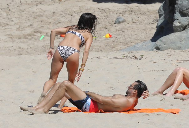 Brooke Burke в бикини на пляже