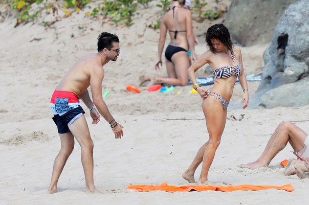 Brooke Burke в бикини на пляже