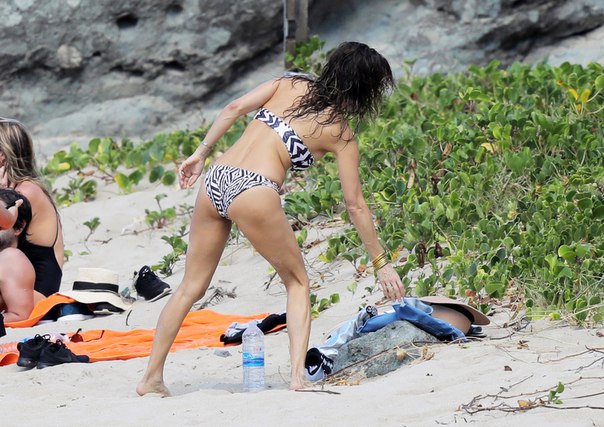 Brooke Burke в бикини на пляже