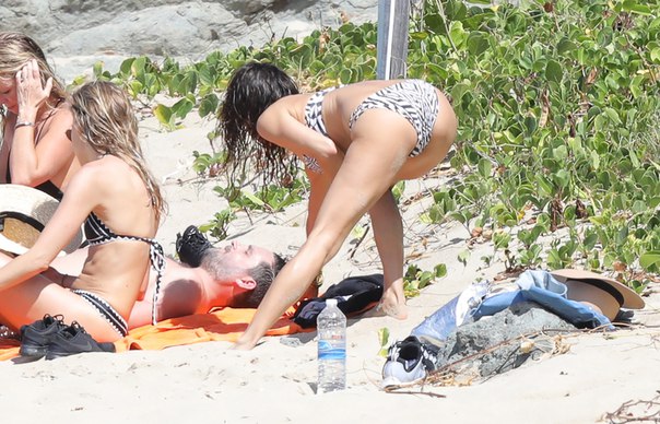 Brooke Burke в бикини на пляже