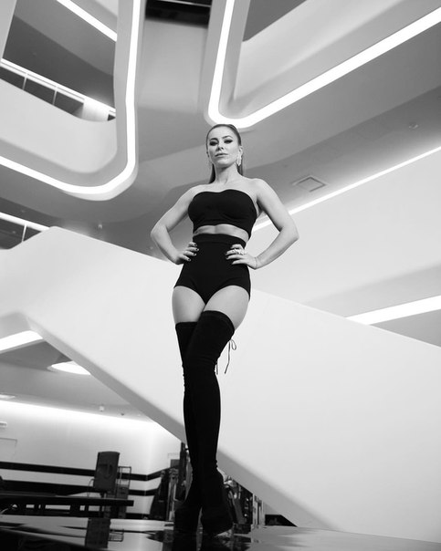 Ч/Б фото Ани Лорак - Instagram