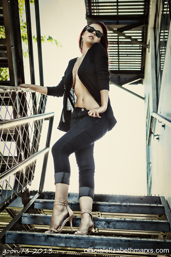 Гламурная девка в джинсах показывает висячую грудь Гламурная девка в джинсах показывает висячую грудь