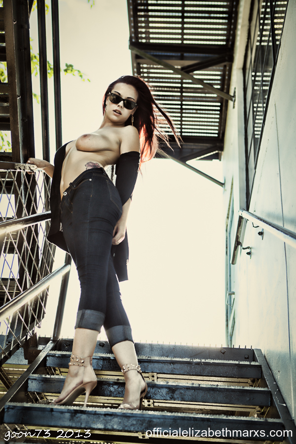 Гламурная девка в джинсах показывает висячую грудь Гламурная девка в джинсах показывает висячую грудь