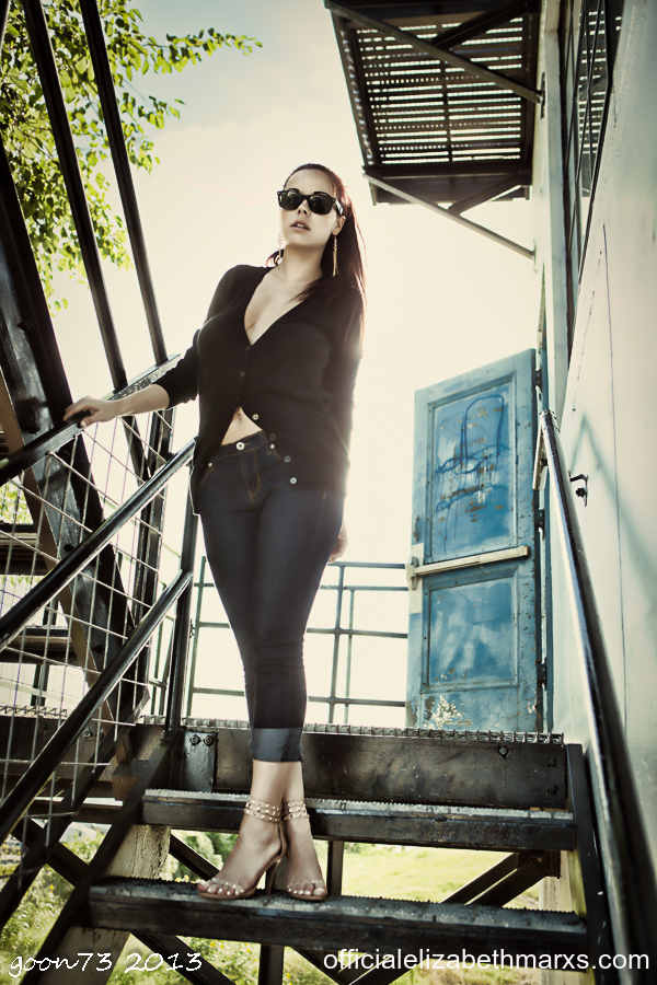 Гламурная девка в джинсах показывает висячую грудь Гламурная девка в джинсах показывает висячую грудь