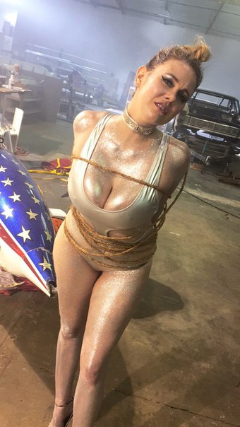 Maitland Ward на съемках - Instagram