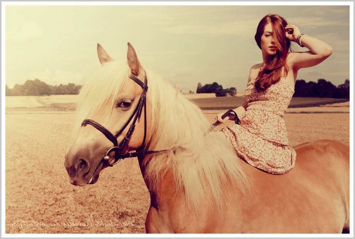 Молодые девушки на природе в платьях и с красивыми лошадьми