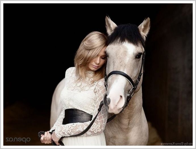 Молодые девушки на природе в платьях и с красивыми лошадьми