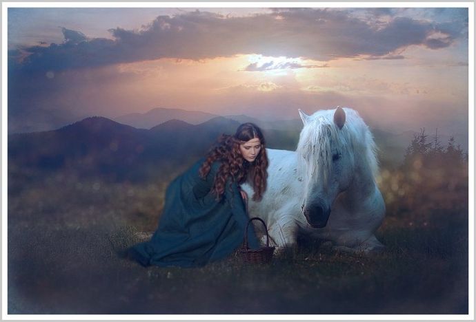 Молодые девушки на природе в платьях и с красивыми лошадьми