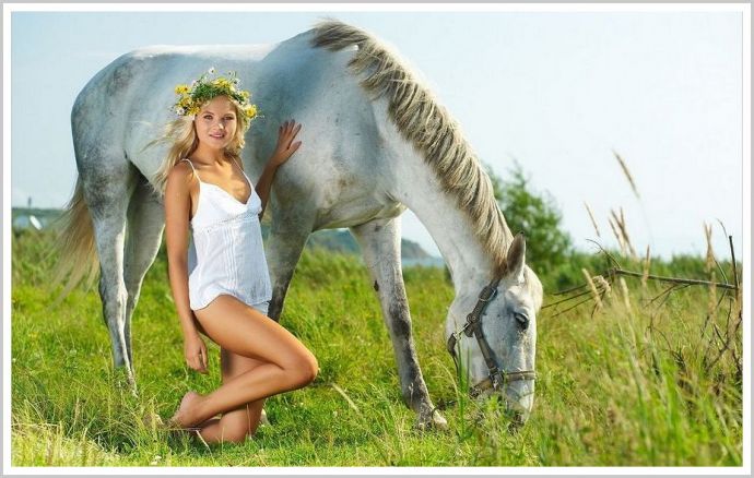 Молодые девушки на природе в платьях и с красивыми лошадьми