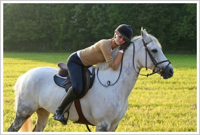 Молодые девушки на природе в платьях и с красивыми лошадьми