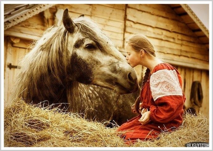 Молодые девушки на природе в платьях и с красивыми лошадьми