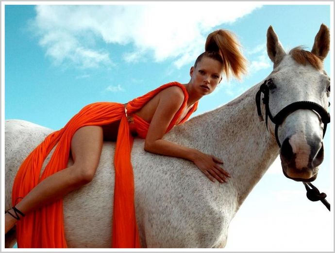 Молодые девушки на природе в платьях и с красивыми лошадьми