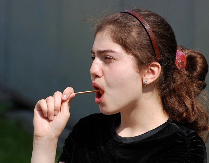 Сексапильные тёлочки сосут леденец эротично