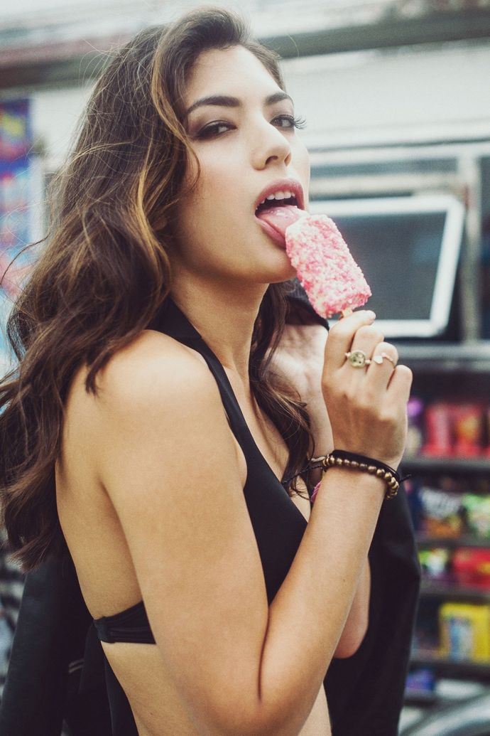 Сексапильные тёлочки сосут леденец эротично