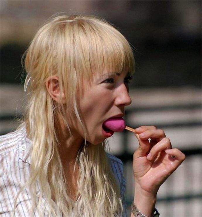 Сексапильные тёлочки сосут леденец эротично