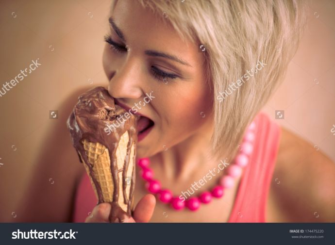 Сексапильные тёлочки сосут леденец эротично