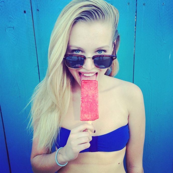 Сексапильные тёлочки сосут леденец эротично