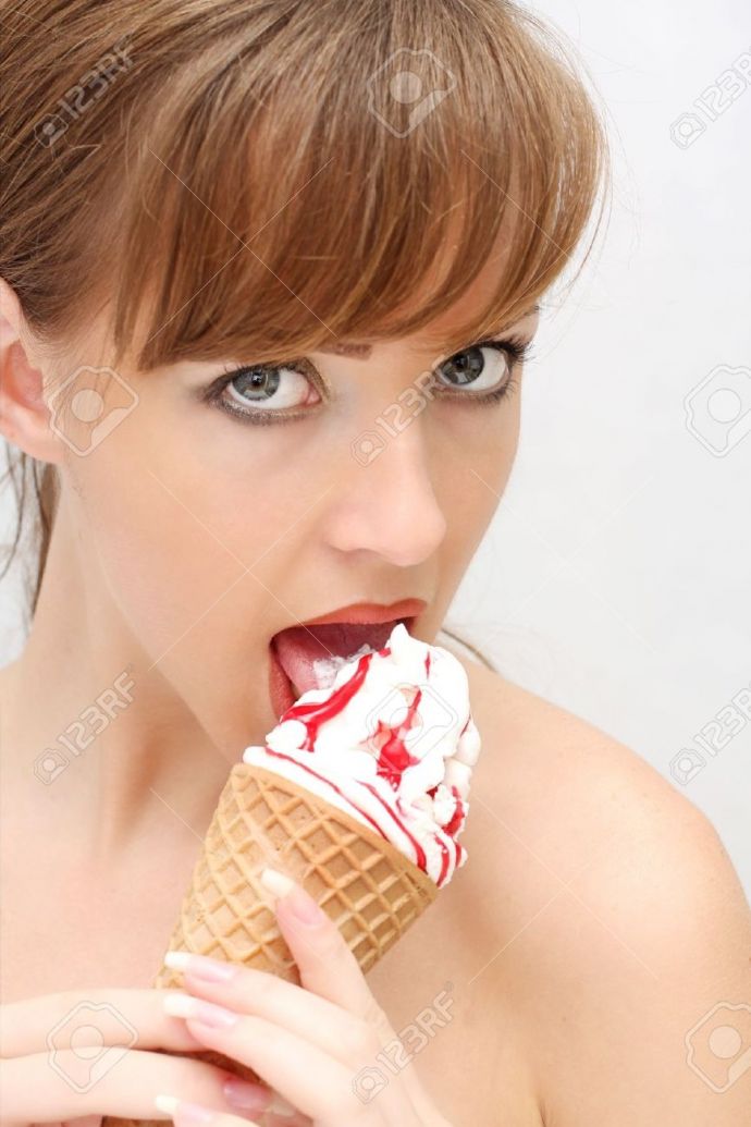 Сексапильные тёлочки сосут леденец эротично