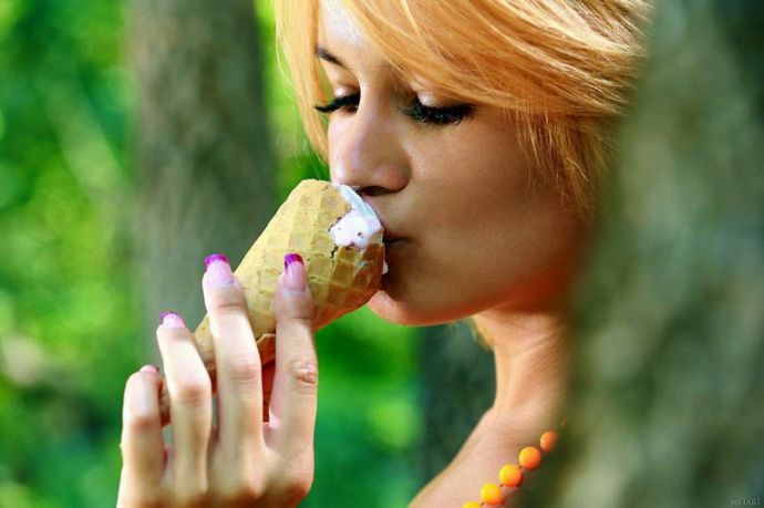 Сексапильные тёлочки сосут леденец эротично