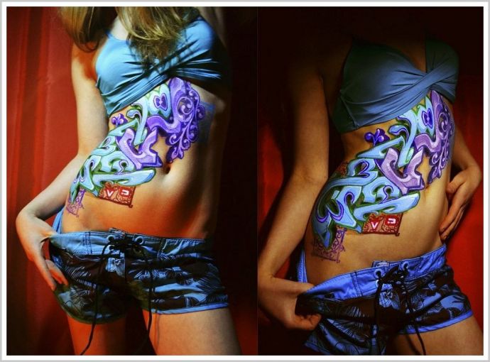 Стройные девушки с боди артом страстно позируют