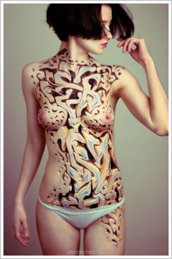 Стройные девушки с боди артом страстно позируют