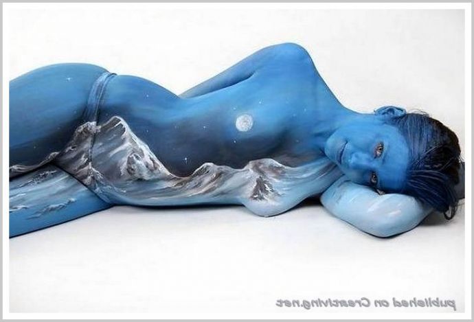 Стройные девушки с боди артом страстно позируют