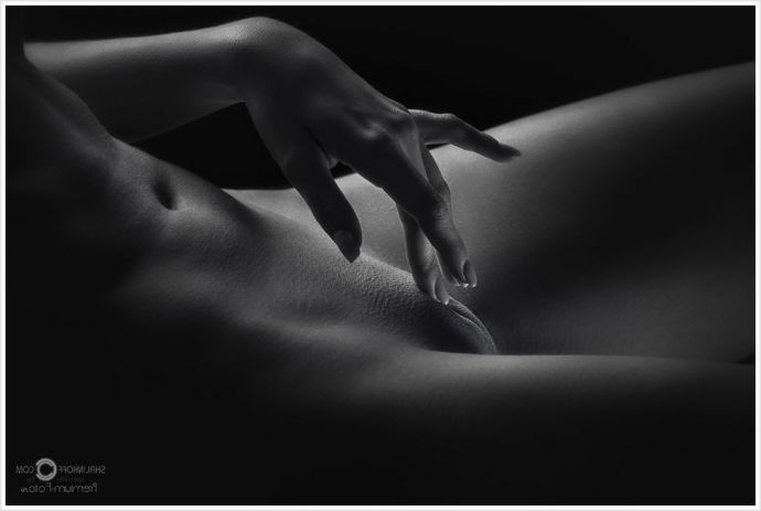 Идеальные девушки в художественной эротике позируют голыми