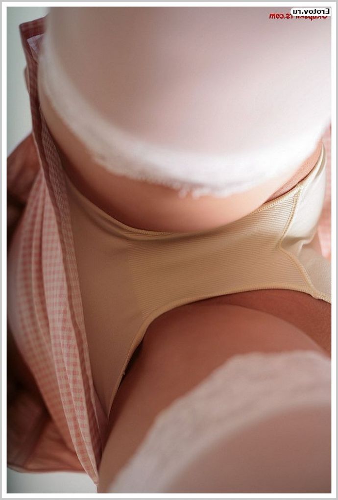 Шикарные барышни в красивых трусиках показывают вид снизу