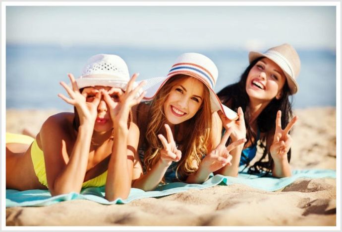 Красавицы на пляже эротично извиваются и возбуждаются