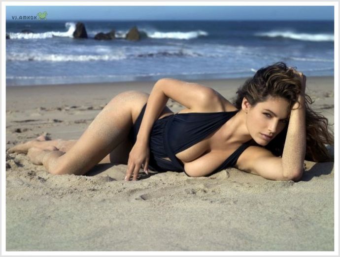 Красавицы на пляже эротично извиваются и возбуждаются