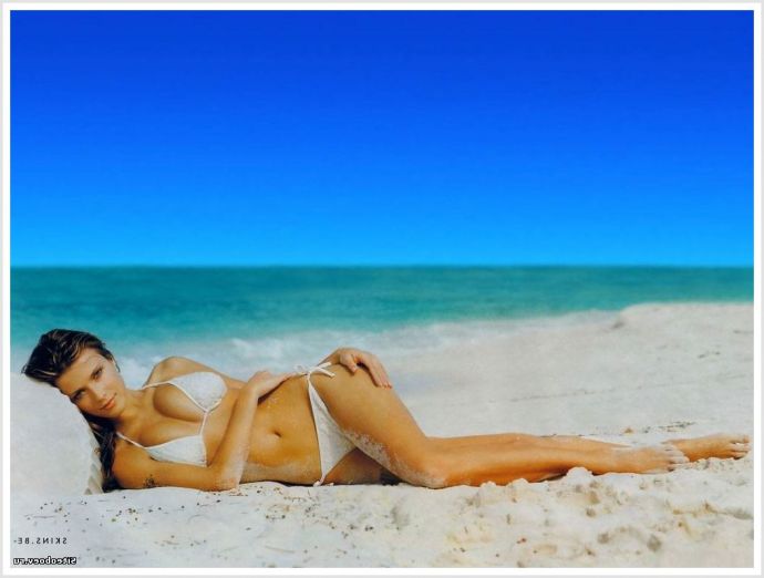 Красавицы на пляже эротично извиваются и возбуждаются