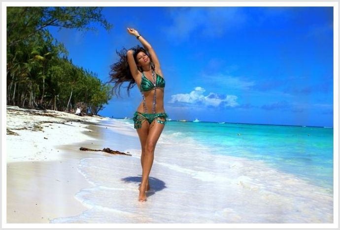 Красавицы на пляже эротично извиваются и возбуждаются