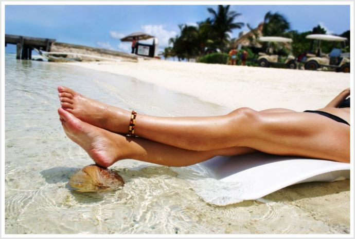 Красавицы на пляже эротично извиваются и возбуждаются