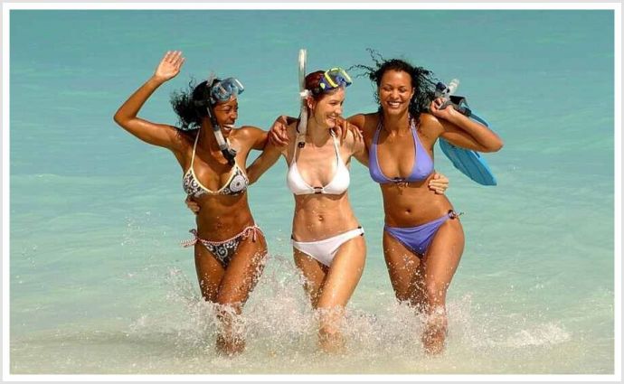 Красавицы на пляже эротично извиваются и возбуждаются